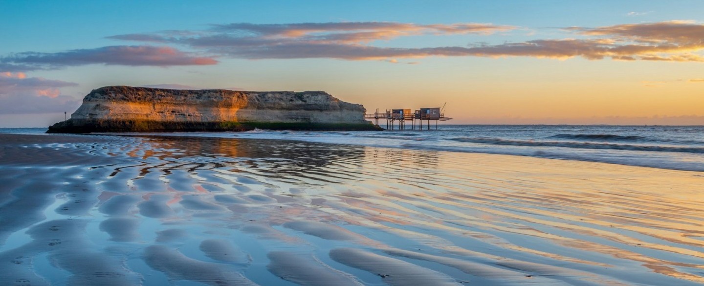 On the infinitely wide Atlantic beaches, the far-stretching beach at low tide