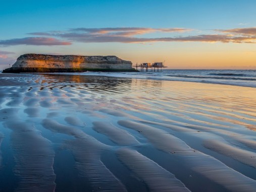 Sulle spiagge infinitamente ampie dell'Atlantico, la spiaggia lontana con la bassa marea