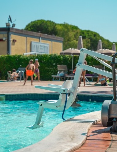 Praktisch am Pool und am Strand: Der Badelift für barrierefreie Ferien im Reka-Resort Golfo del Sole in Follonica