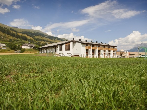 Bodensicht auf Reka-Ferienanlage Scuol