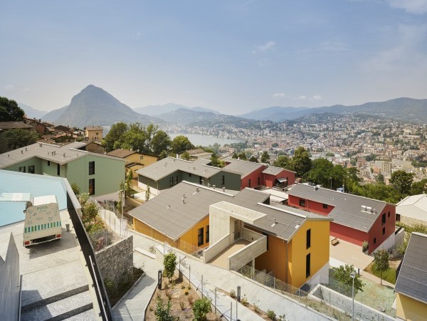 Aussicht über Feriendorf und See