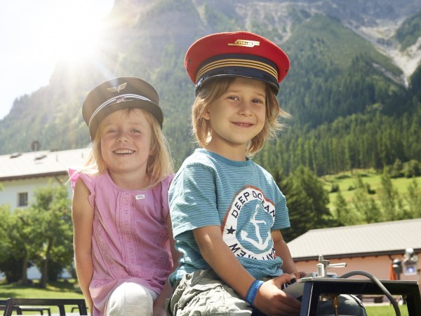 Mädchen und Junge mit Hut