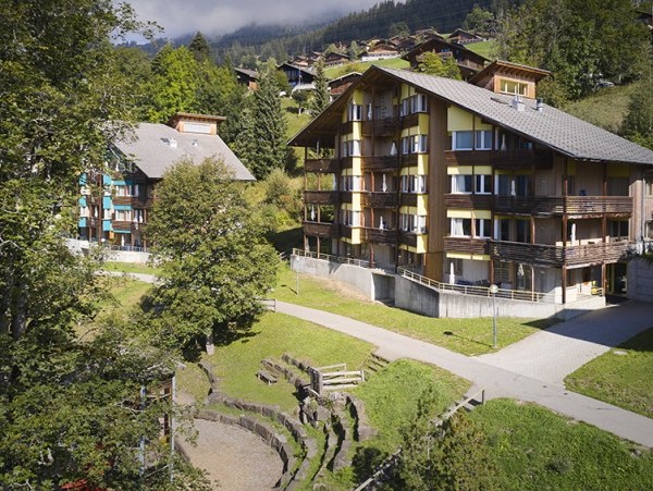 Zwei Häuser mit Baum