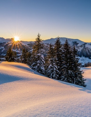 Hügel Schnee und Sonnenuntergang