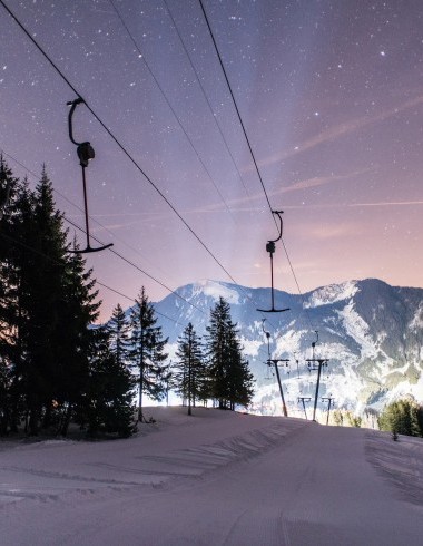 Violetter Nachthimmel mit Sternen