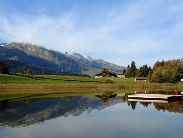 Aussicht auf See und Berg