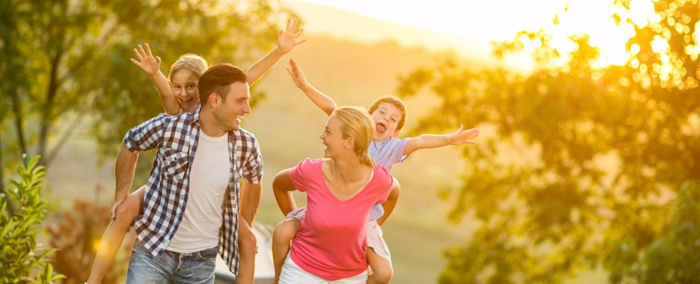 Eltern tragen Kinder auf dem Rücken