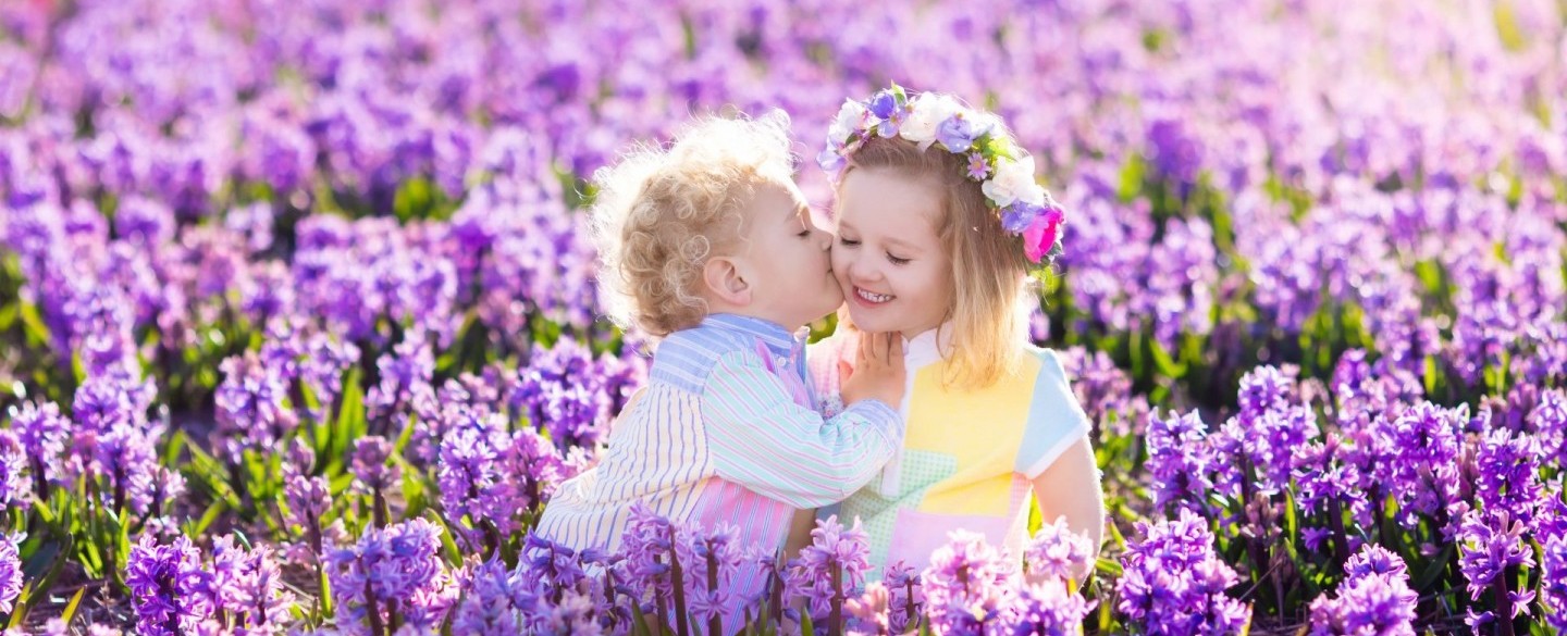 Kleiner Junge küsst Mädchen auf die Wange