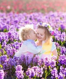 Kleiner Junge küsst Mädchen auf die Wange