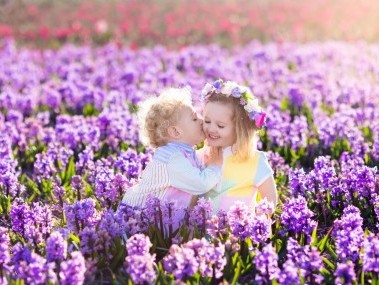 Kleiner Junge küsst Mädchen auf die Wange