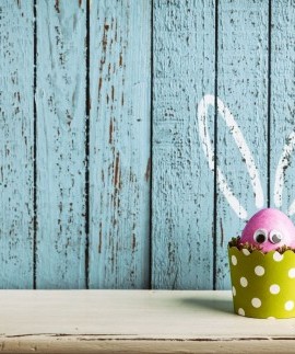 Pinkes Ei im Topf Dekoration