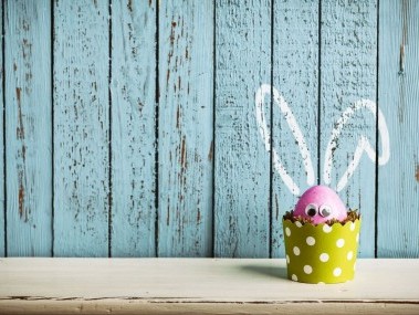 Pinkes Ei im Topf Dekoration