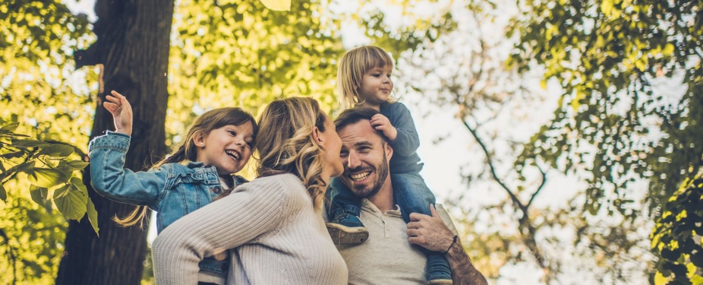 Familie im Wald mit Kinder