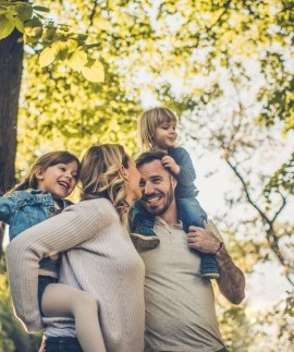 Familie im Wald mit Kinder