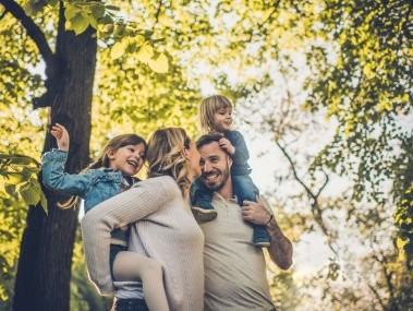 Familie im Wald mit Kinder