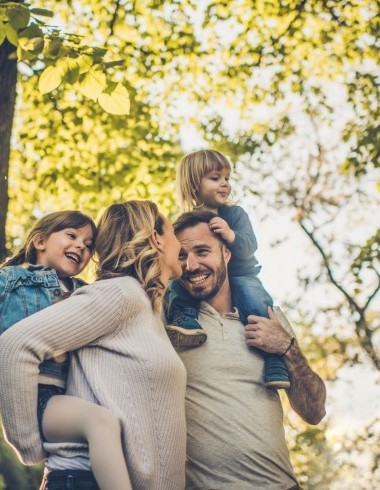 Familie im Wald mit Kinder