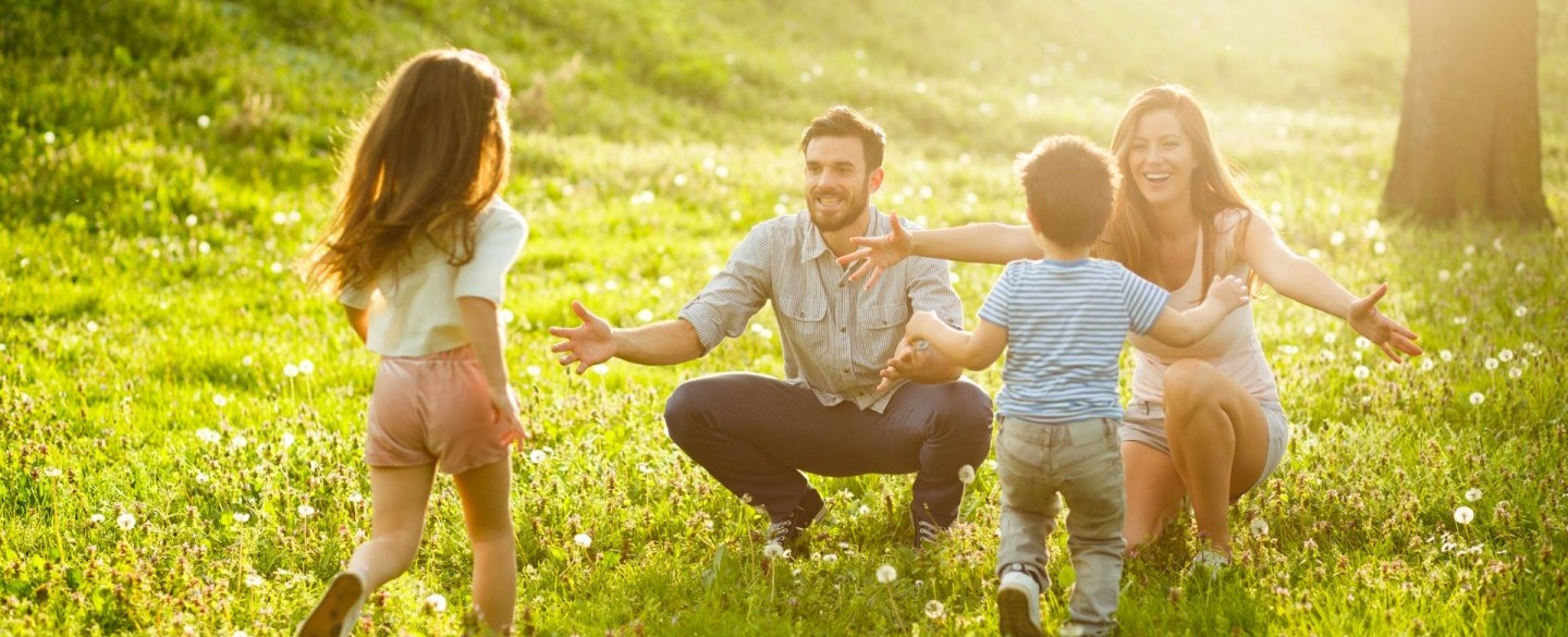 Kinder rennen in die Arme von Eltern