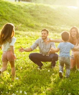 Kinder rennen in die Arme von Eltern