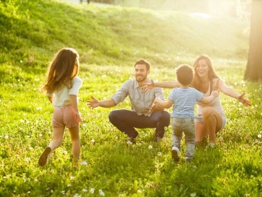 Kinder rennen in die Arme von Eltern