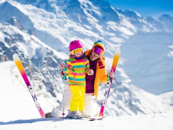 Mutter mit Kind im Skigebiet