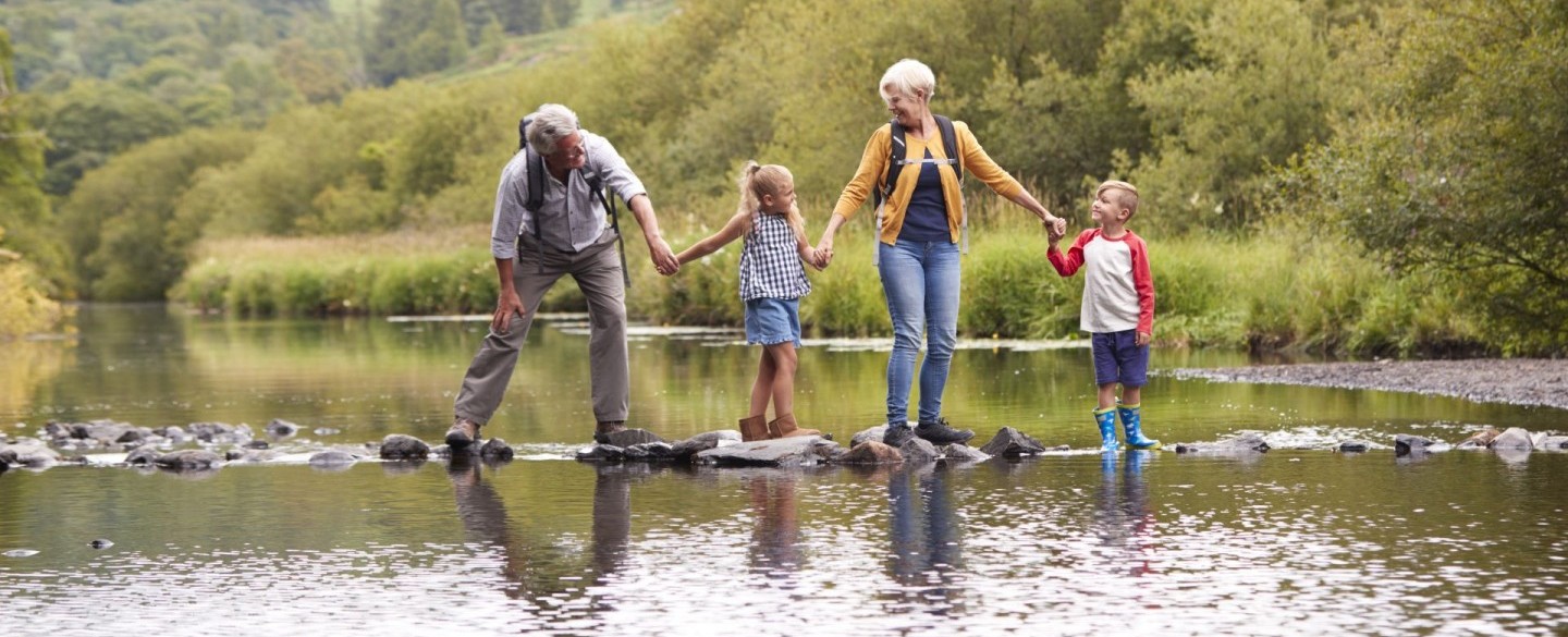 Über Steine im Fluss laufen
