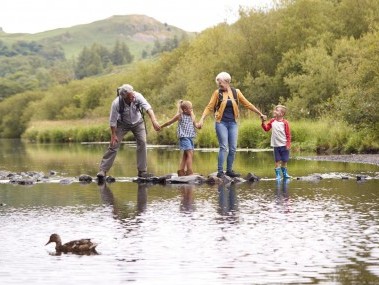 Über Steine im Fluss laufen