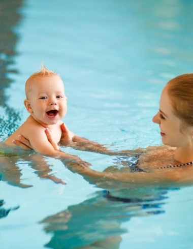Mutter und Baby Schwimmkurs
