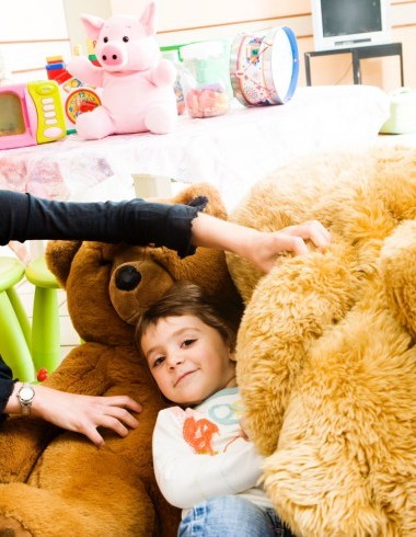 Baby mit Riesenteddy