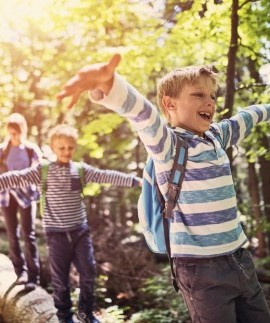 Kinder balancieren über Baumstamm