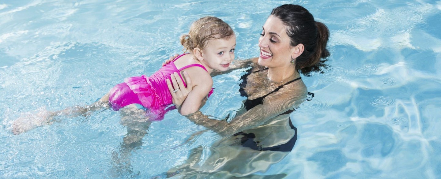 Frau und Mädchen im Wasser