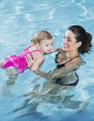 Frau und Mädchen im Wasser