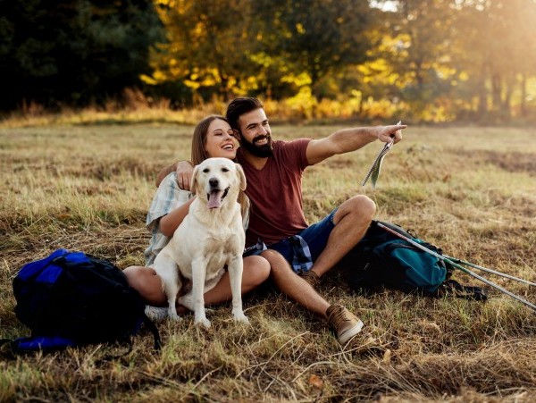 Paar und Hund in der Natur