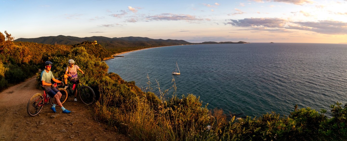 Two Bikefans and the sea