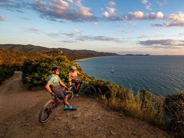 Zwei Bikefans schauen über das weite Meer