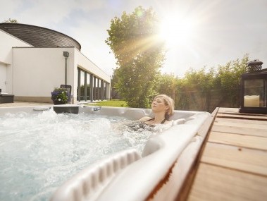 Frau geniesst Sprudelbad in Montfaucon