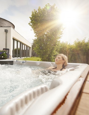 Frau geniesst Sprudelbad in Montfaucon