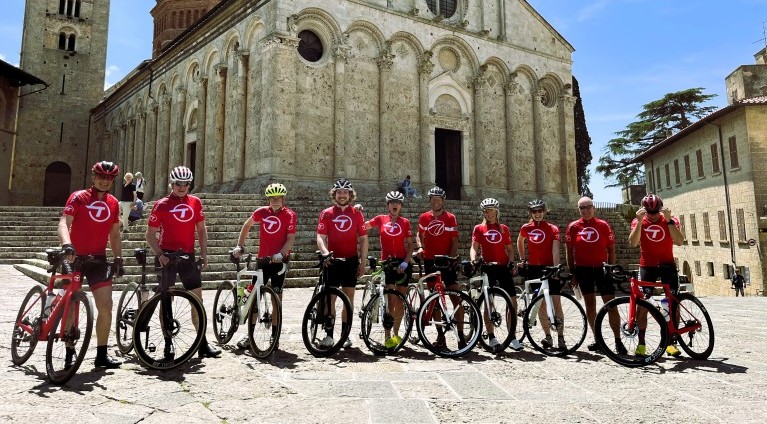 Die Teilnehmenden Rennvelofahrer vor der Kathedrale in Massa Marittima