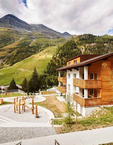 Bild Reka-Feriendorf Zinal Spielplatz und Berge