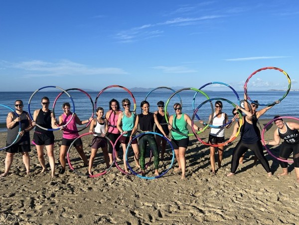 Gruppenfoto Kraftakt Sportwoche Hula Hoop am Meer