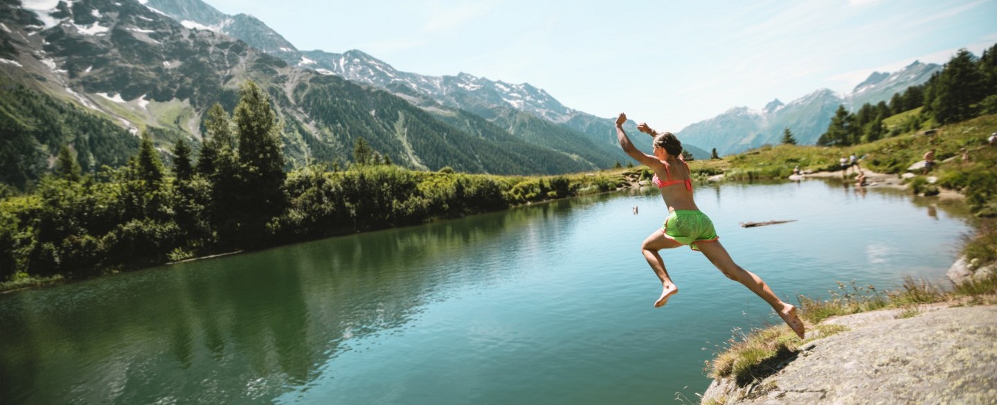 girl-bathing-schwarzsee-blatten-c-st