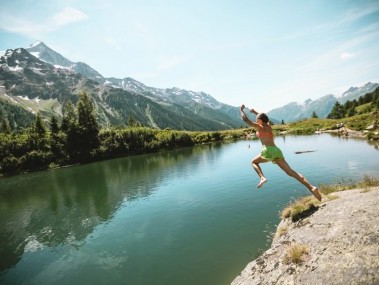 girl-bathing-schwarzsee-blatten-c-st