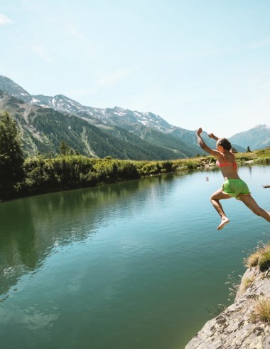 girl-bathing-schwarzsee-blatten-c-st