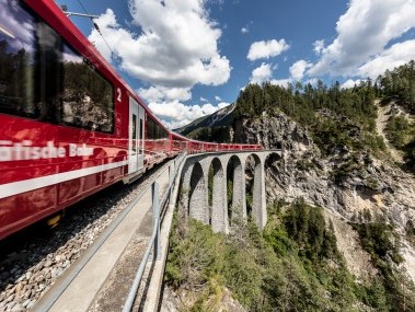 Interregio auf dem Landwasserviadukt