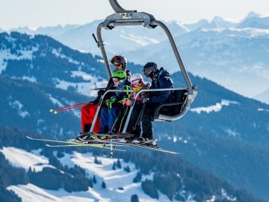 Familie auf Sessellift in Brigels