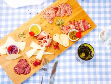 Holzbrett mit Käse und Fleisch, Wein