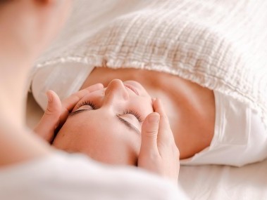 Frau bekommt Massage Hasliberg