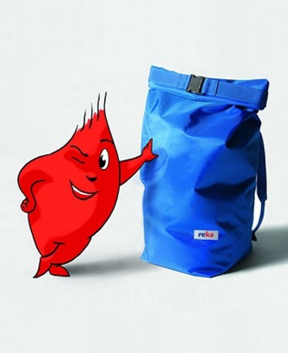 Rotes Rekalino lehnt sich an Blauer Drybag