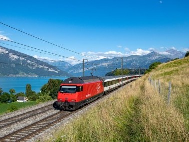 Zug EW IV mit Lokomotive Re 460