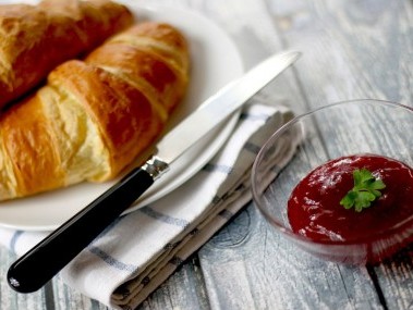 Gipfeli und Marmelade als Frühstück