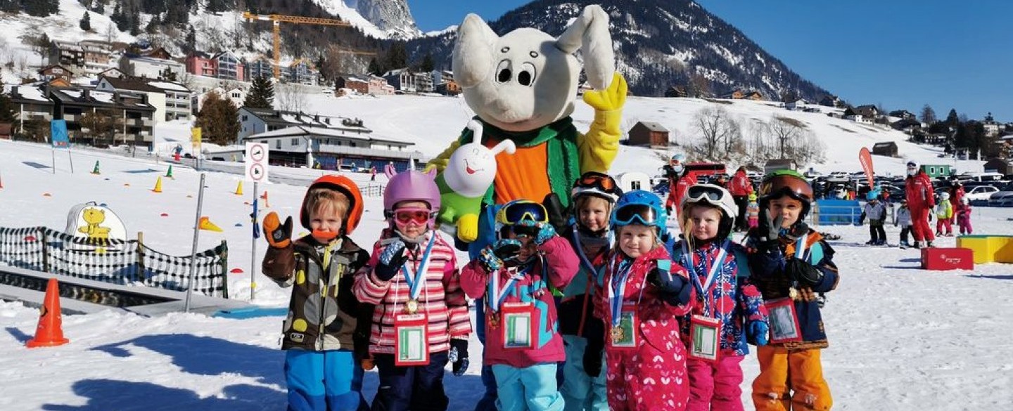 Gruppenbild Schneespielwoche für Minis mit Snowly